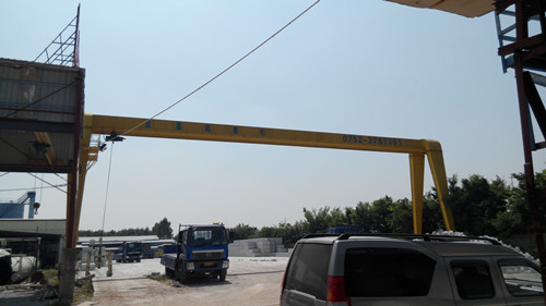 昱嘉制造的半龍門起重機(jī)