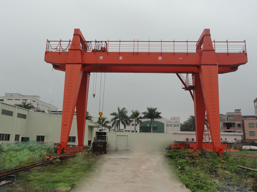 門式起重機(jī)的特點(diǎn)和作用有以下幾點(diǎn)